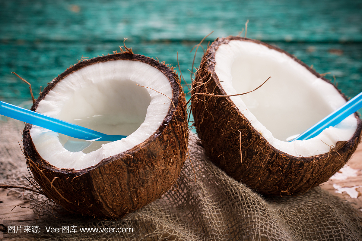 木桌上放著椰子。有機(jī)健康食品理念。美容和水療概念。